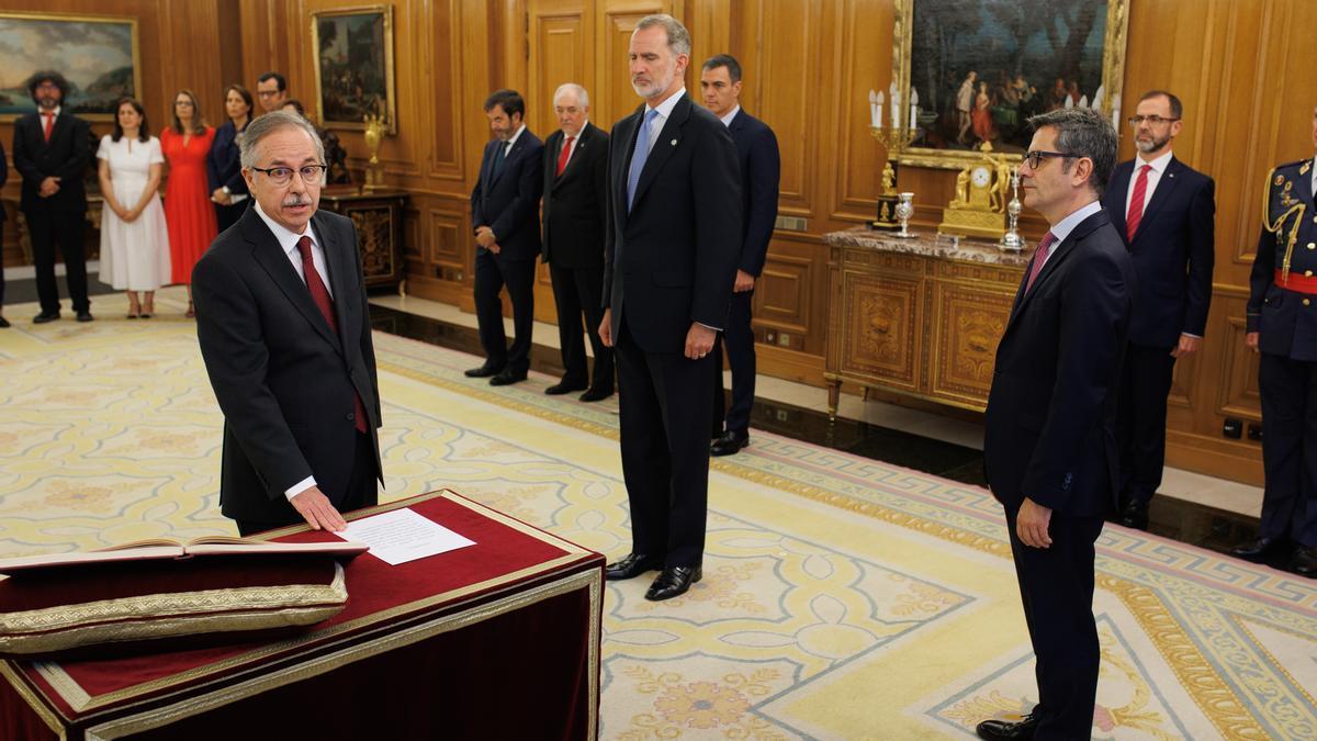 Uno de los nuevos vocales del Consejo General del Poder Judicial, Bernardo Fernández Pérez (i), durante el acto de juramento o promesa.