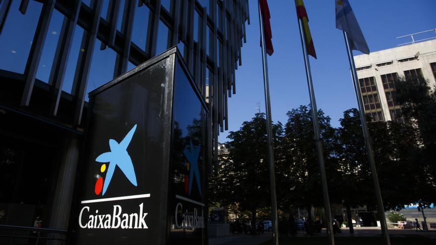 CaixaBank debate sacar su sede de Cataluña.