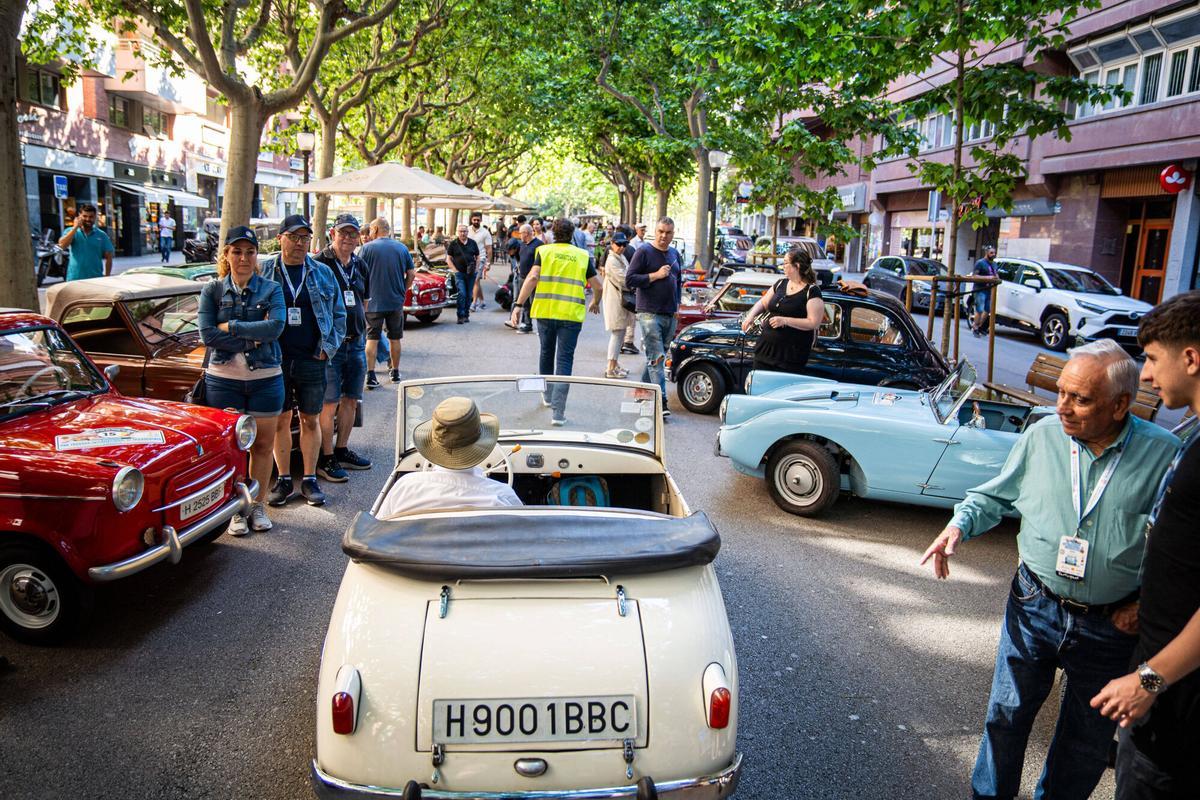 Una setantena de microcotxes envaeixen el passeig de Pere III de Manresa