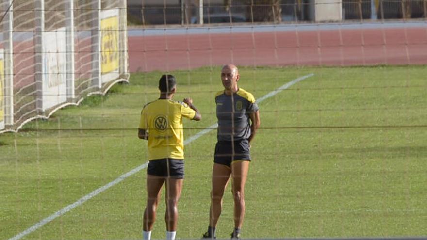 Pako Ayestarán charla con Jonathan Viera antes del entrenamiento de ayer en El Hornillo.