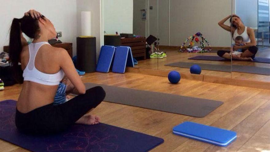 Pilar Rubio y su hijo Sergio en el gimnasio