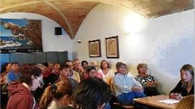 El ple de Cadaqués en què es va aprovar la moció que n'exigeix la retirada.