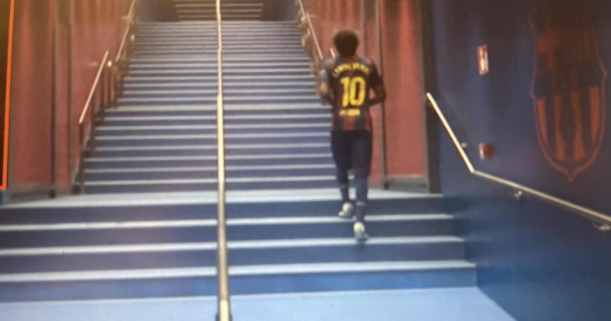 Lamine Yamal se retira, apesadumbrado, camino del vestuario del Spotify Camp Nou.