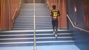 Lamine Yamal se retira, apesadumbrado, camino del vestuario del Spotify Camp Nou.