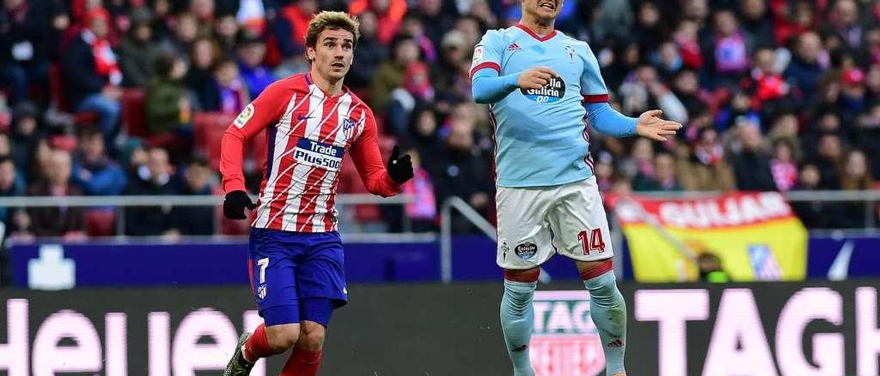 Lobotka golpea el balón con la cabeza mientras Griezmann se mantiene atento a la jugada del centrocampista céltico. // Sergio Reyes Robledo