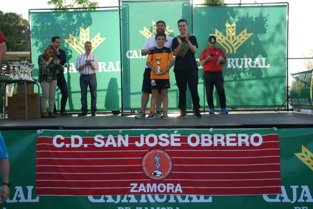 Los jugadores recogen sus medallas y trofeos.