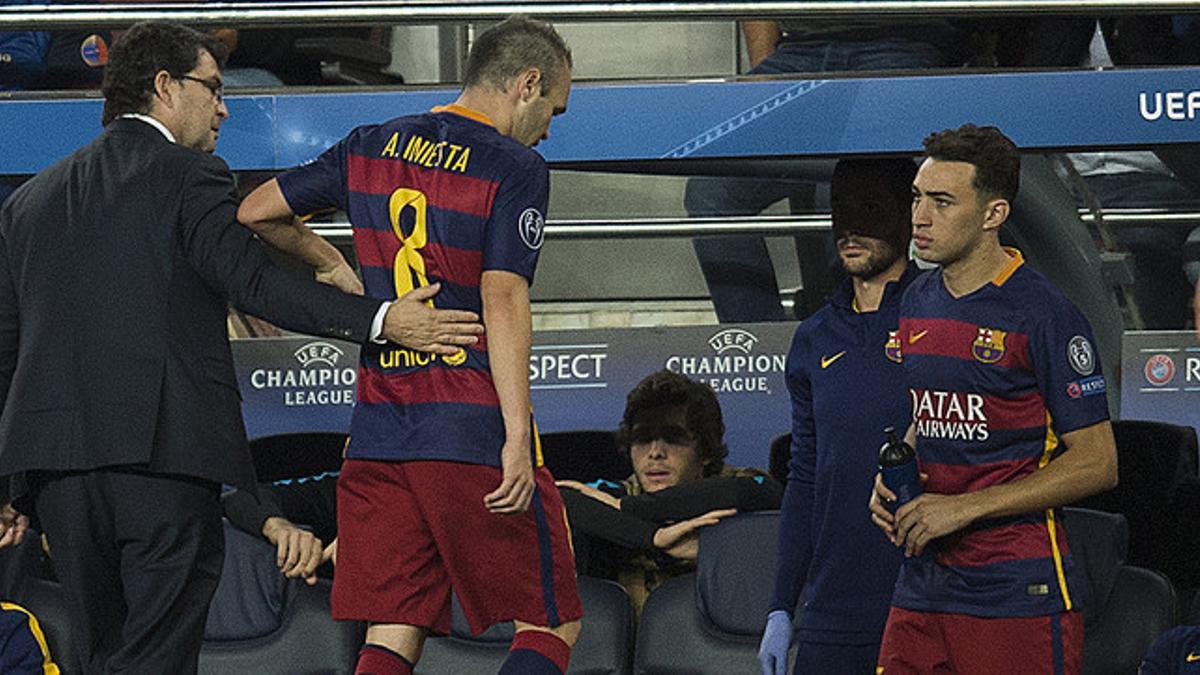 Andrés Iniesta se dirige al banquillo acompañado por Ricard Pruna, el médico del Barça, durante el partido de Champions entre el Barça y el Leverkusen en el Camp Nou