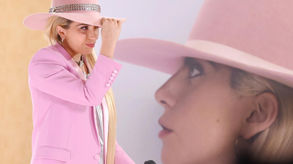 Lady Gaga con el sombrero 'Joanne'
