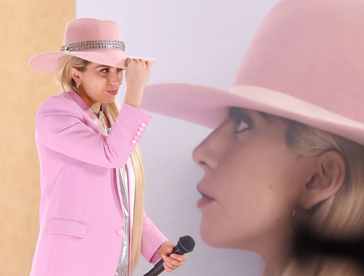 Lady Gaga con el sombrero 'Joanne'