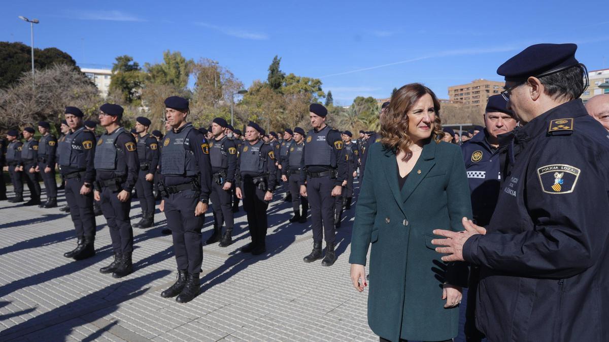 María José Catalá charla con el comisario jefe de la Policía Local José Vicente Herrera.
