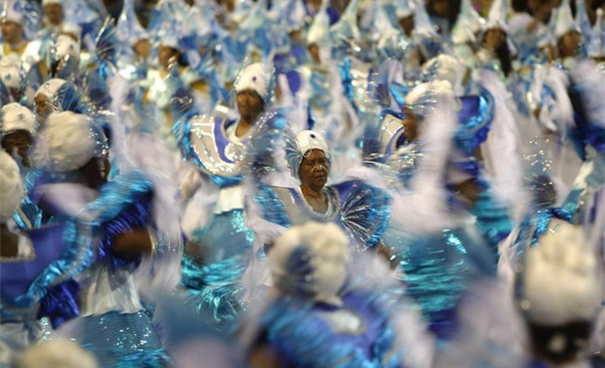 L’escola de samba Portela ha apostat pels tons blaus en el tradicional carnaval.