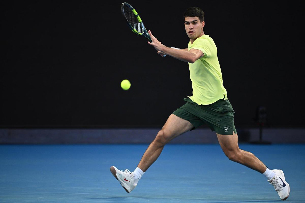 Carlos Alcaraz, durante el partido de exhibición previo al Abierto de Australia ante Álex de Miñaur