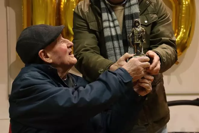 Fotogalería | Los Bomberos de Badajoz homenajean a su compañero, Manuel Rosado, en su 100 cumpleaños