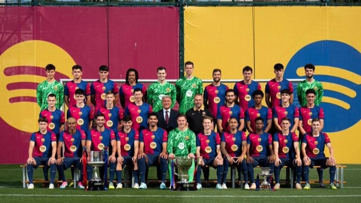 La plantilla del Barça posa con los tres tíulos conseguidos en la temporada 24-25.