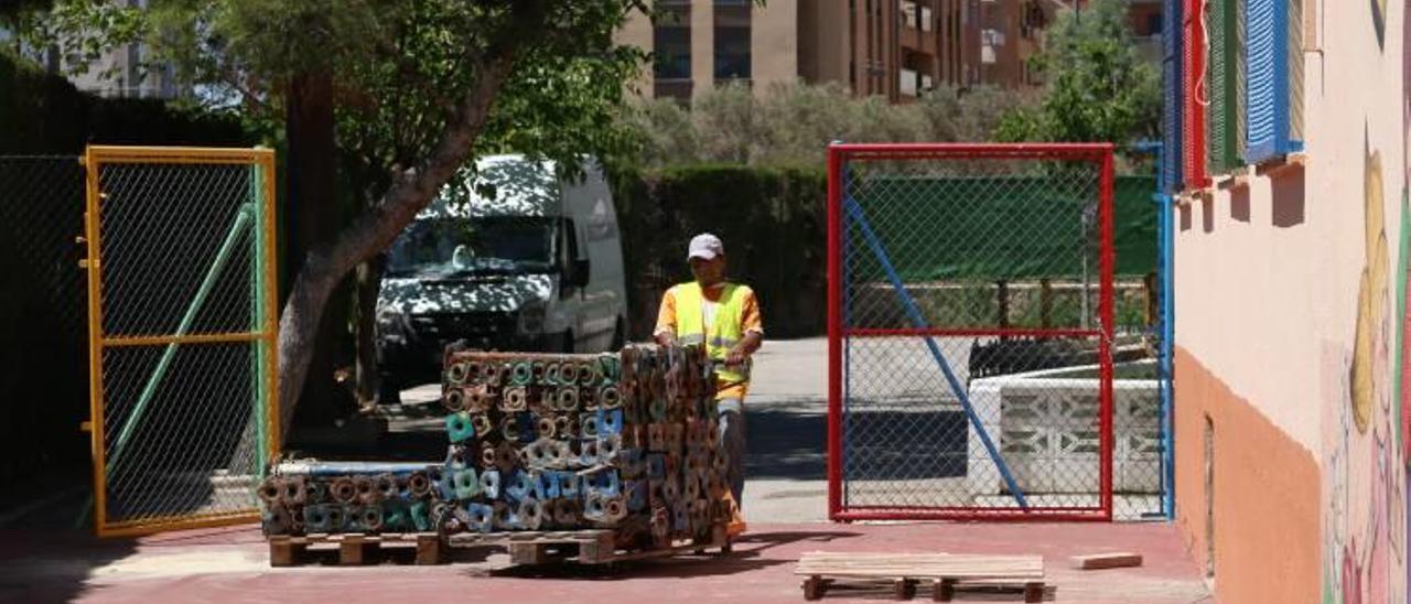 Arriba, un operario se lleva los puntales. Abajo, la cámara de saneamiento donde se detectó el problema.