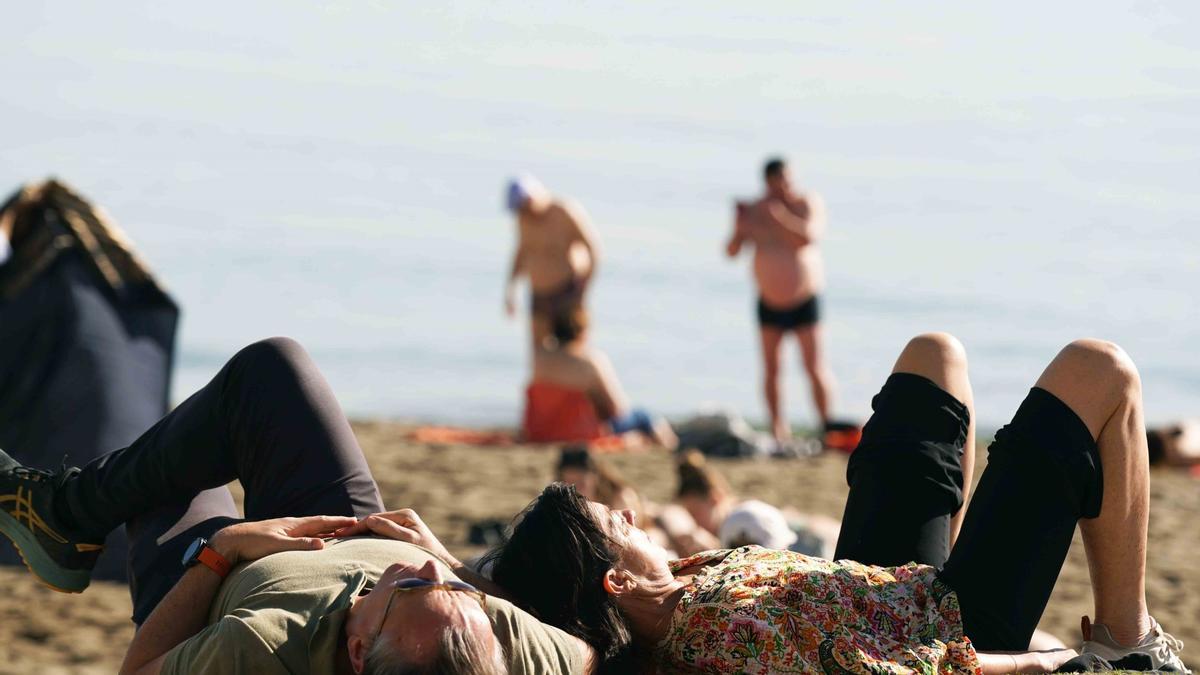 Día de playa en pleno diciembre en Málaga al rozar los 30 grados de máxima