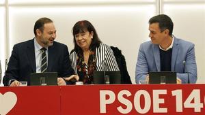 Ábalos, Narbona y Sánchez, durante la reunión de la ejecutiva del PSOE en Madrid.