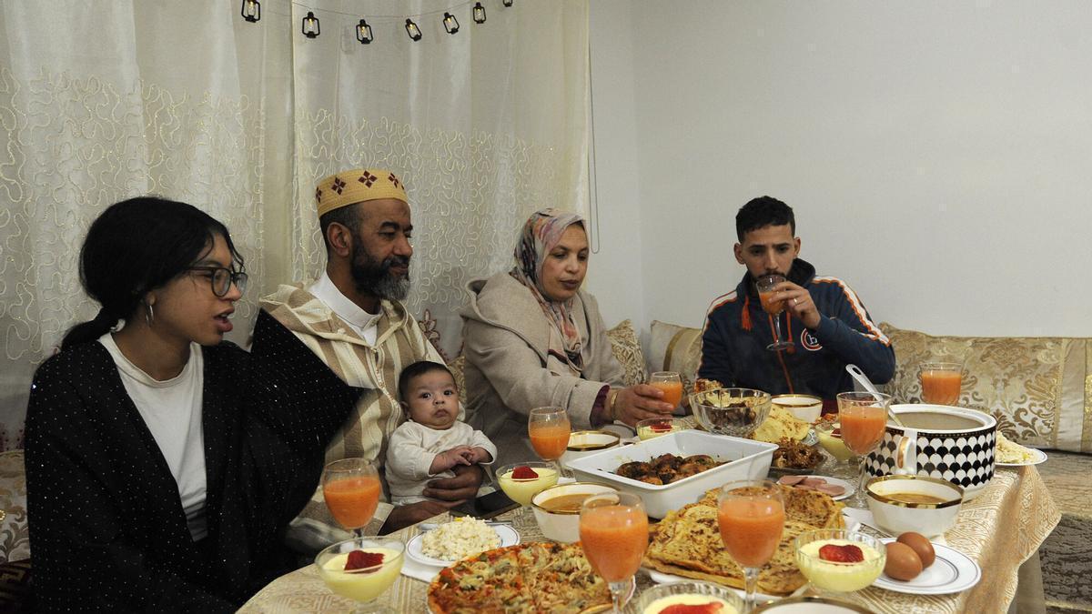 Familia musulmana de A Estrada en una cena del mes de Ramadán.
