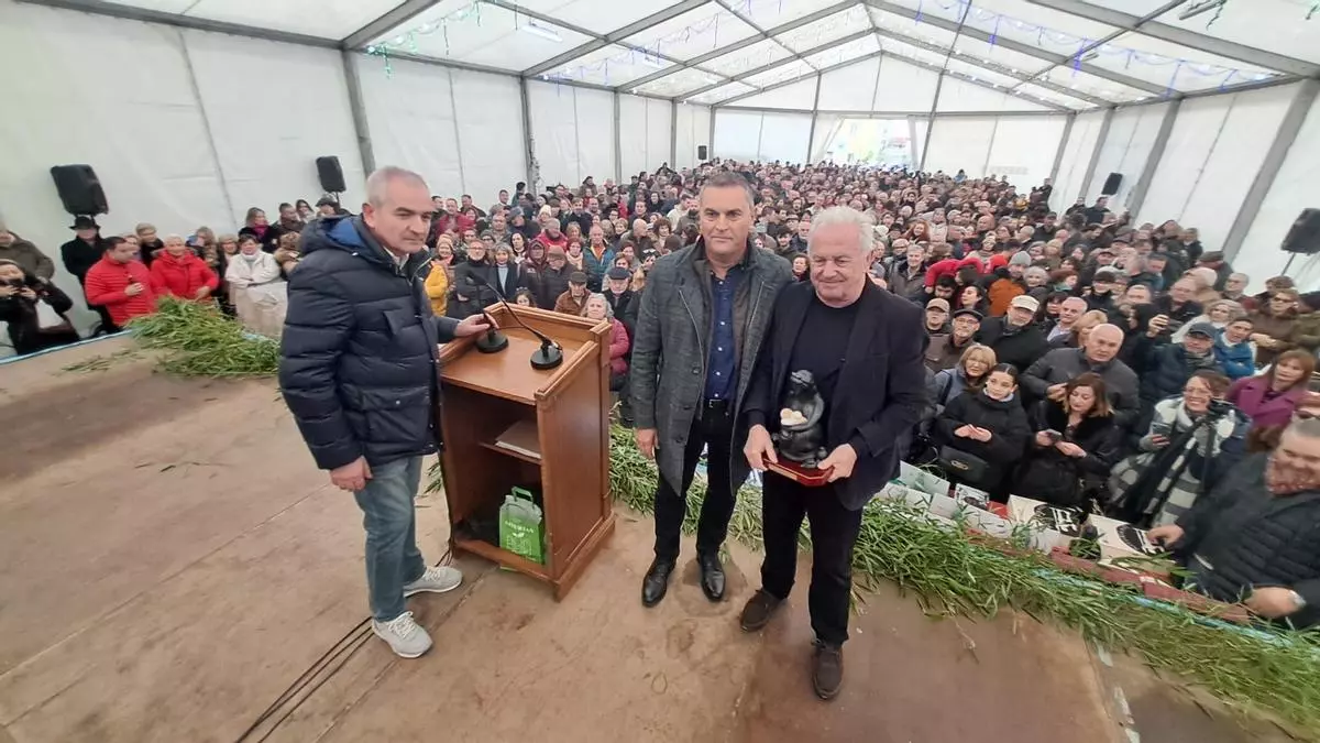 Víctor Manuel hace retumbar en Morcín el "campanazu" del Afuega´l Pitu