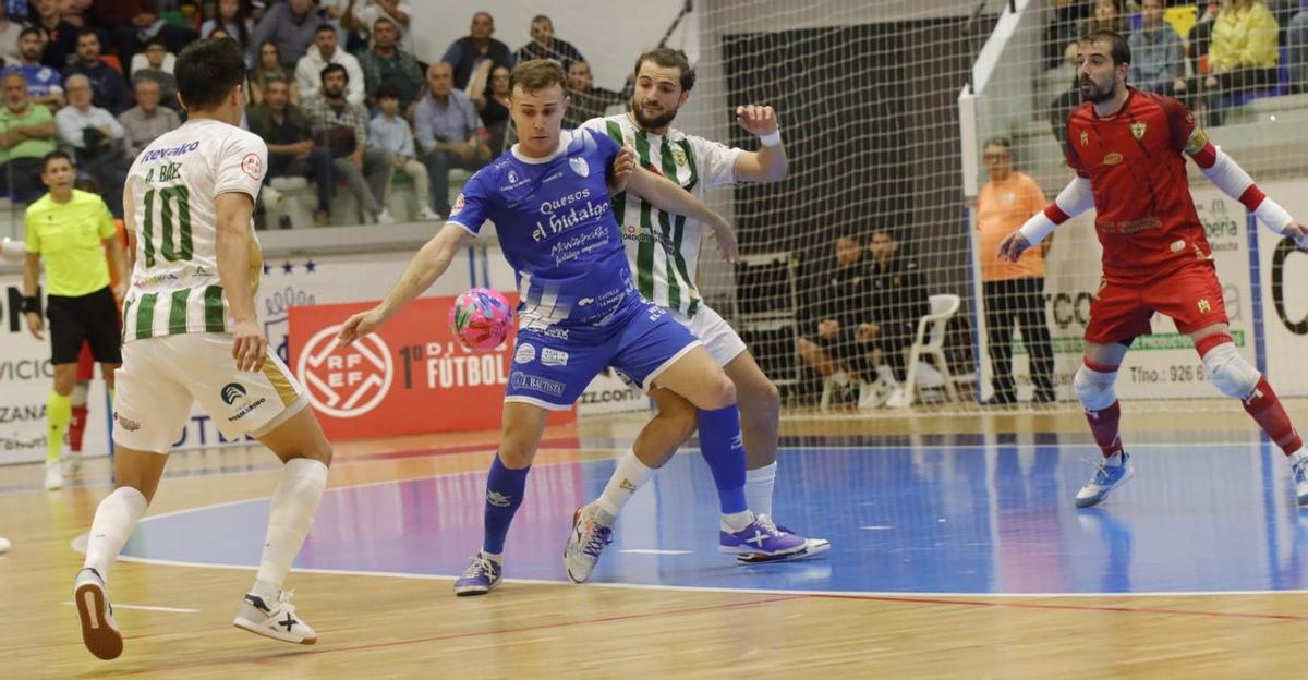 Zequi, en una acción defensiva ante la mirada de Arnaldo Báez y el portero Fabio.