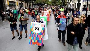 Carteles humanos con propaganda en favor del sí al referéndum en el centro de Barcelona.