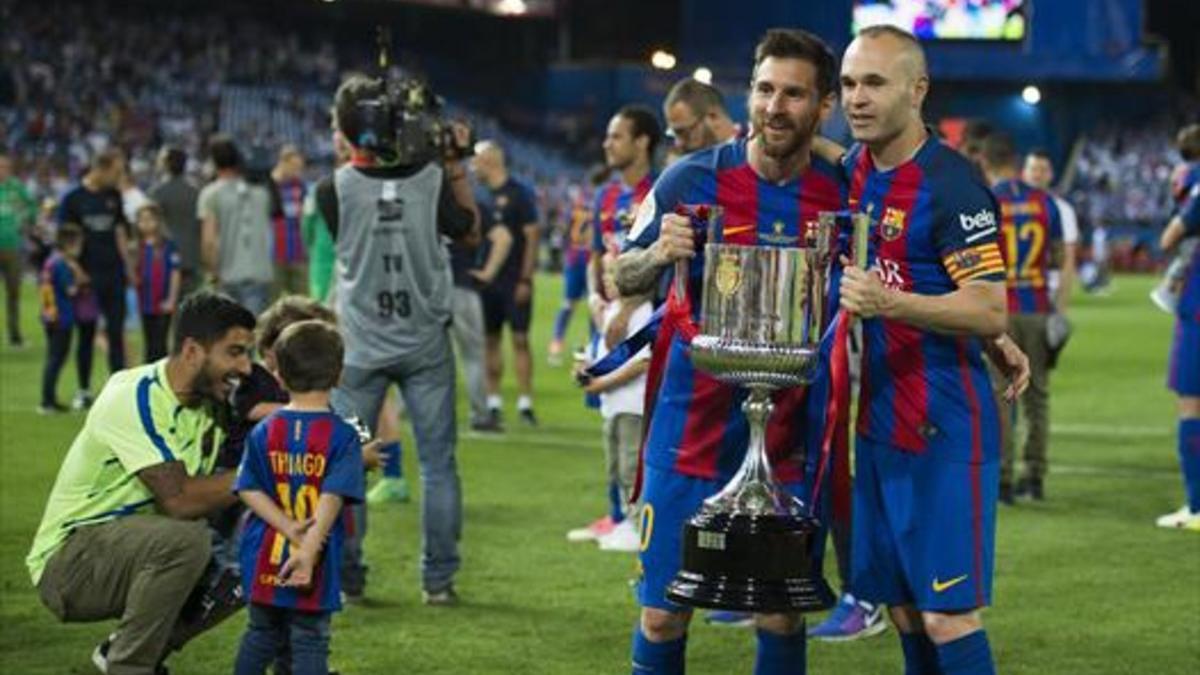 LEO + ANDRÉS = 60 TÍTULOS. Messi e Iniesta posan con la Copa.