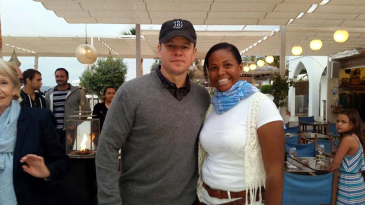 Matt Damon, con una admiradora en el chiringuito La Siesta de Jávea, la tarde-noche de este viernes.