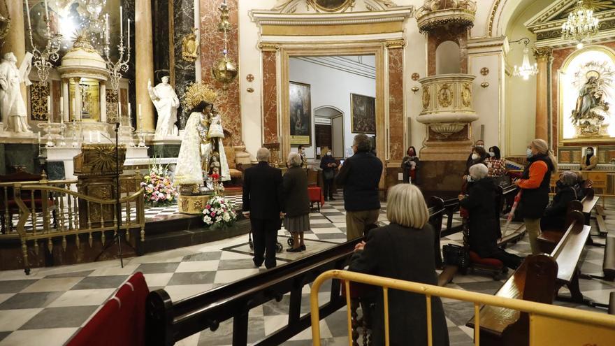 La Virgen recibe a sus fieles en la Basílica