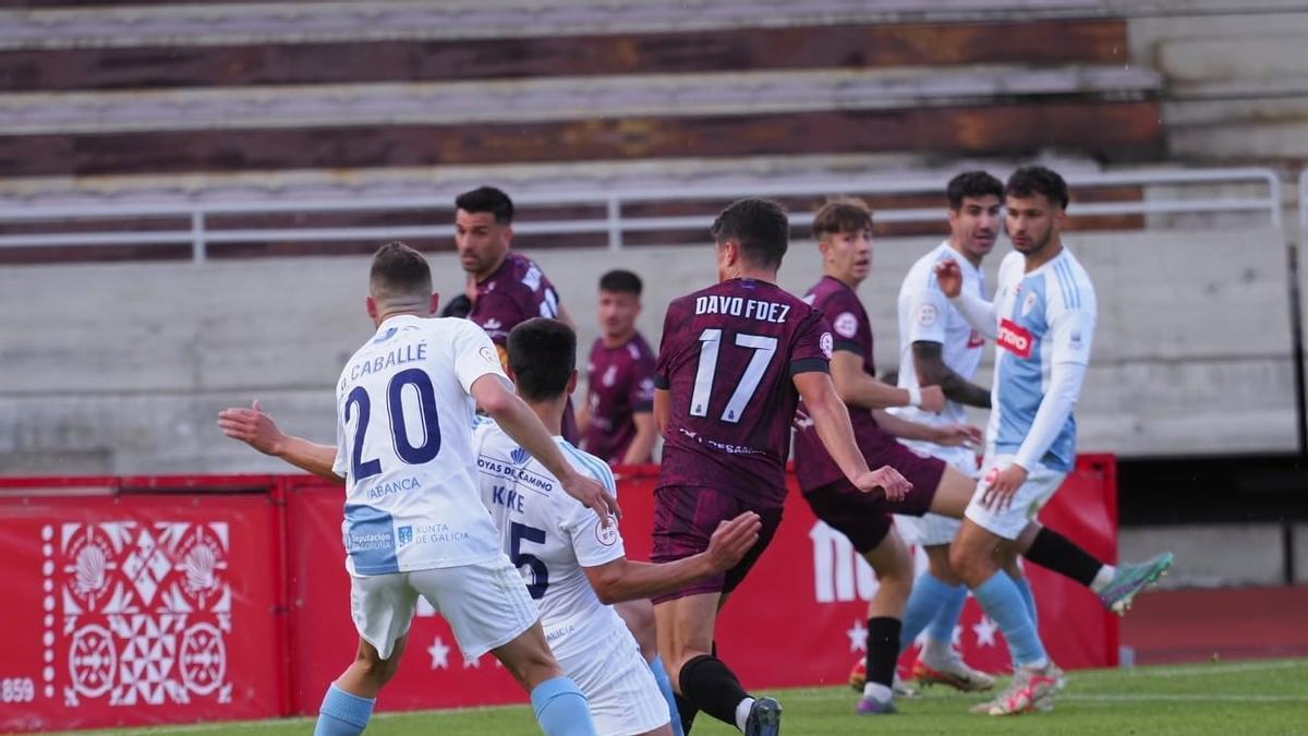 Davo Fernández anota un gol para el Avilés
