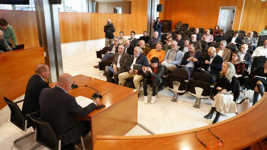 Lafuente y Marí, de espaldas, ayer durante la reunión de la Junta Insular de Aguas. | CAIB