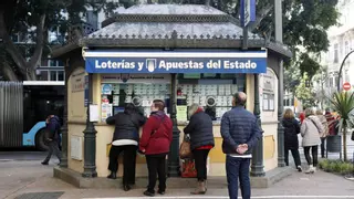 Cuenta atrás para la Lotería de Navidad: los malagueños hacen cola en busca del número de la suerte