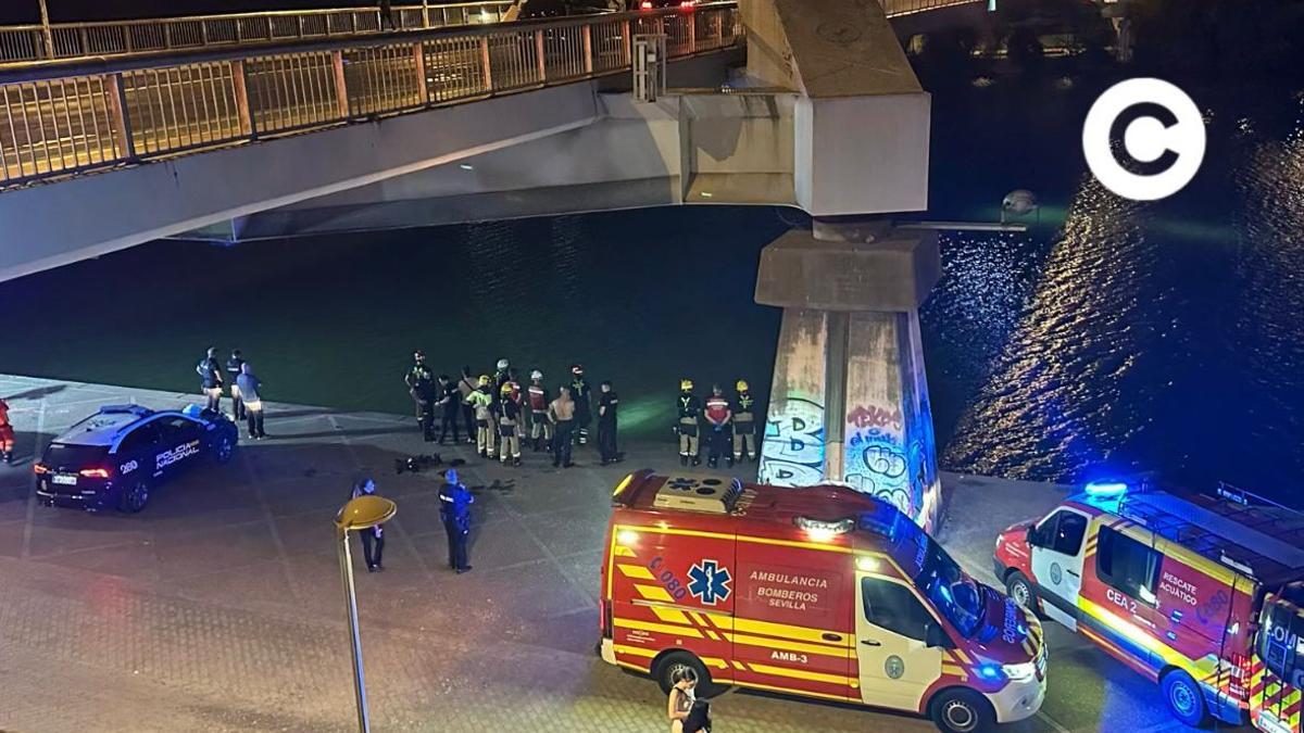 Muere un joven al tirarse al río desde el puente de la Barqueta.