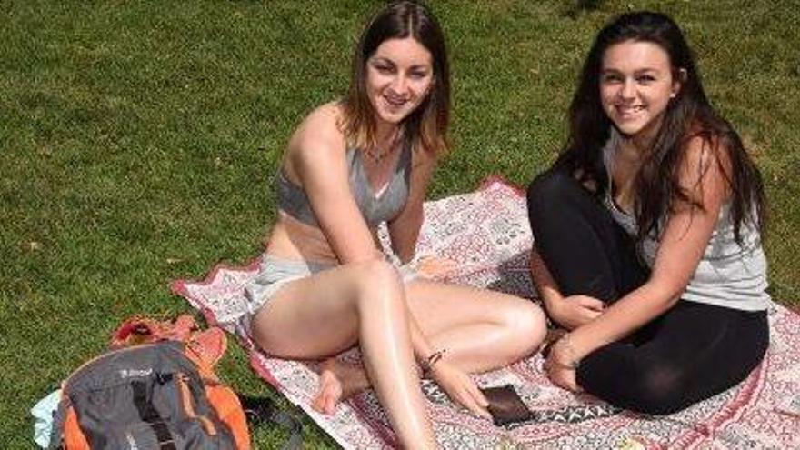 Ivet Llobet i Marta Aldón prenien el sol ahir al parc de l&#039;Agulla