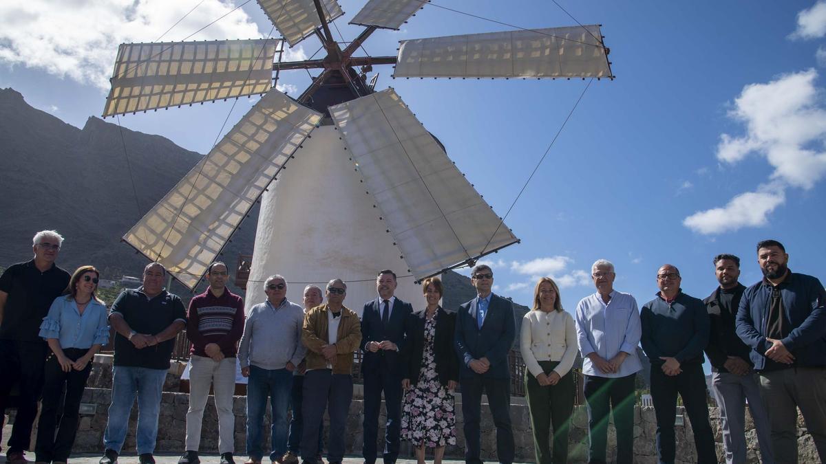 Autoridades insulares y locales, junto a los técnicos de Patrimonio ante el Molino Quemado.