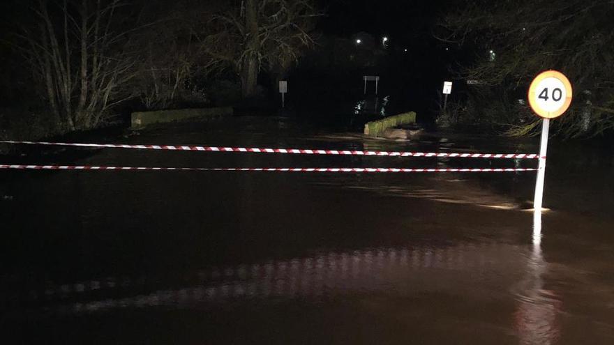 El río Mena desbordado en Mellanes, otra de las consecuencias del temporal.