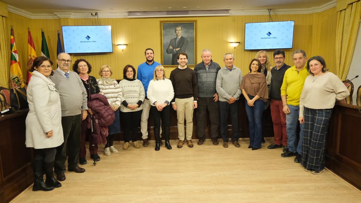 El alcalde, con representantes de entidades beneficiaias de las ayudas.