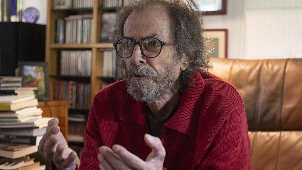 Josep Piera, a la biblioteca de la seua casa en una imatge recent.