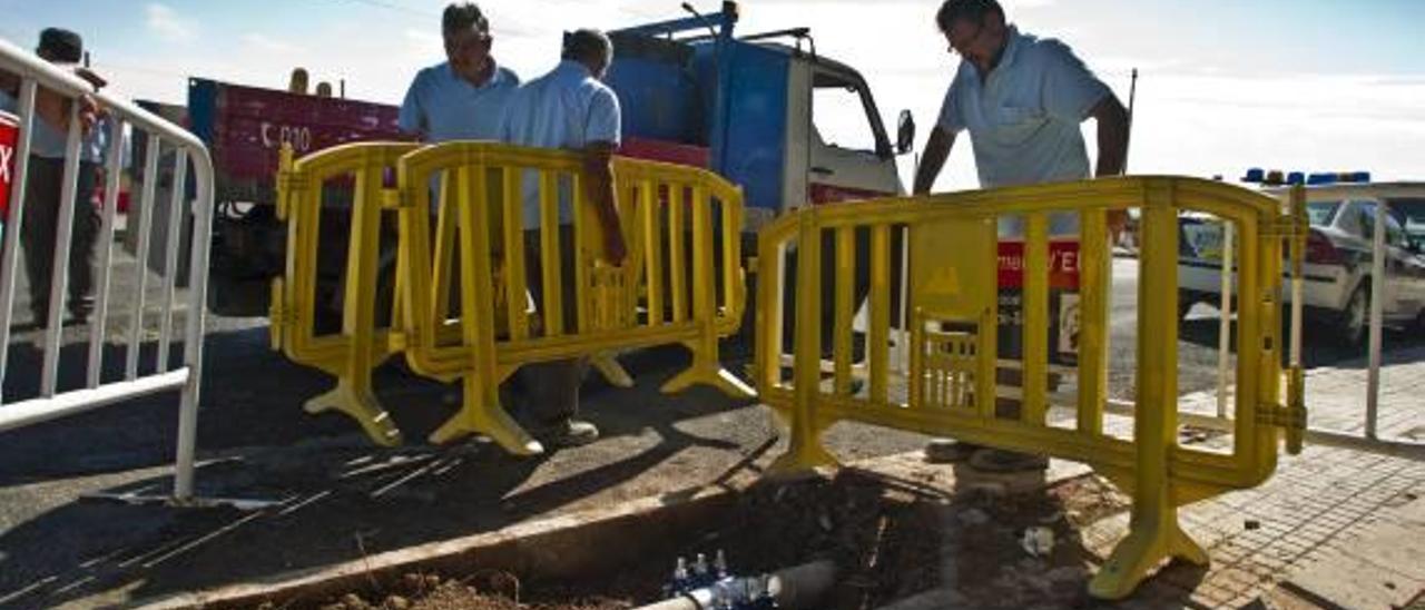 Trabajadores pertenecientes al Ayuntamiento de elche, durante su faena en una obra, en una fotografía de archivo