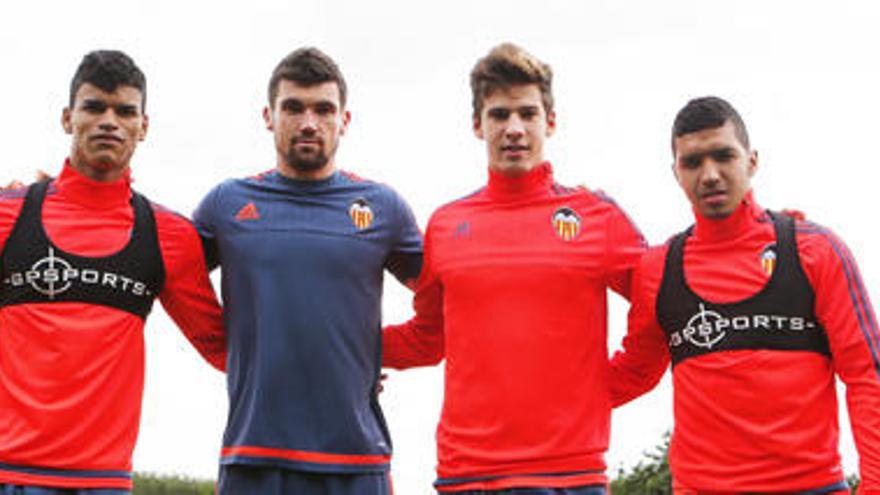 Los cuatro fichajes del Valencia CF „Danilo Barbosa, Ryan, Santi Mina y Bakkali„ posan, ayer, en Kamen.