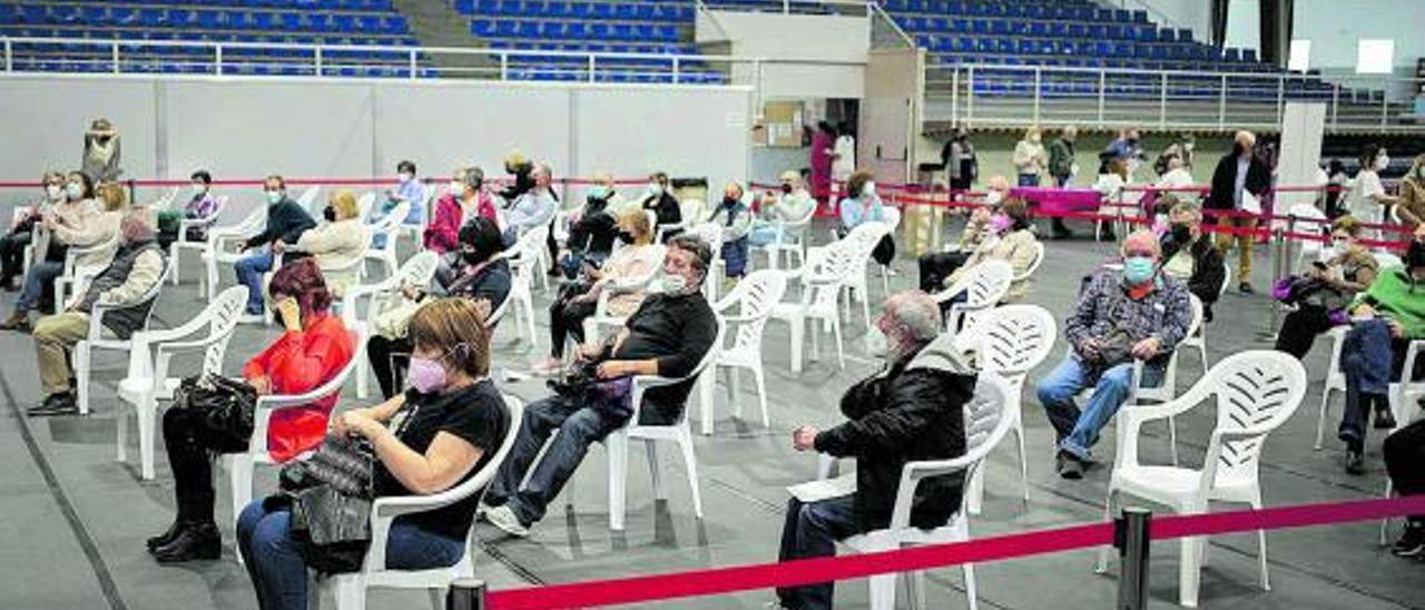 Vacunación a mayores de 60 años esta semana en el pabellón de Xàtiva.