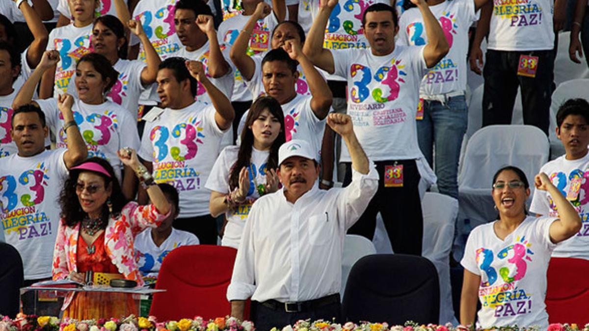 El presidente de Nicaragua, Daniel Ortega (centro), durante las celebraciones del 33ª aniversario de la revolución sandinista, en la plaza Juan Pablo II de Managua.