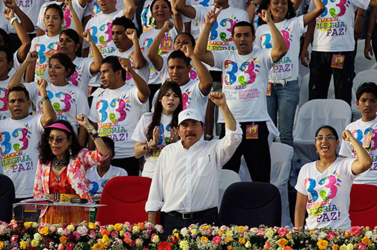 El president de Nicaragua, Daniel Ortega (centre), durant les celebracions del 33è aniversari de la revolució sandinista, a la plaça de Juan Pablo II de Managua.