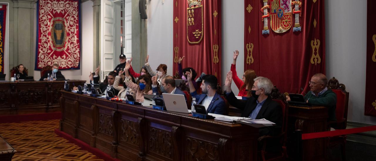 Ún momento de la votación en el Pleno de Cartagena