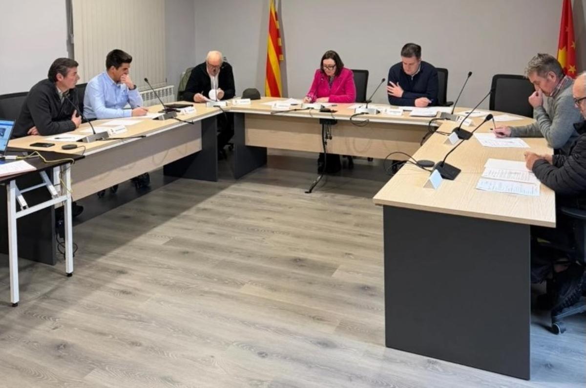 El ple de Guils amb l'alcaldessa Yolanda Mendo al mig i Javier Maldonado primer per l'esquerra