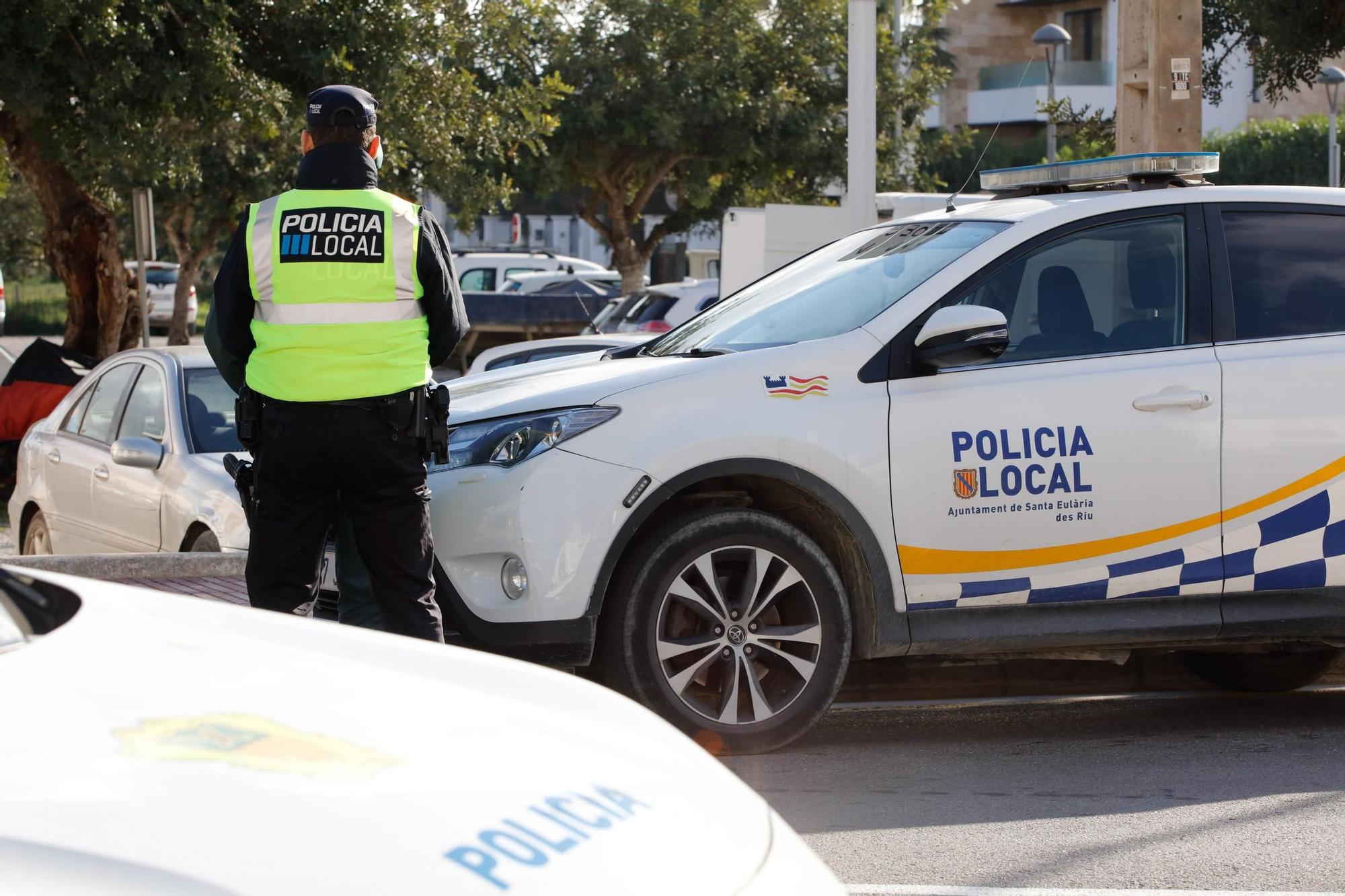 Imagen de archivo de un agente y vehículos de la Policía Local de Santa Eulària.