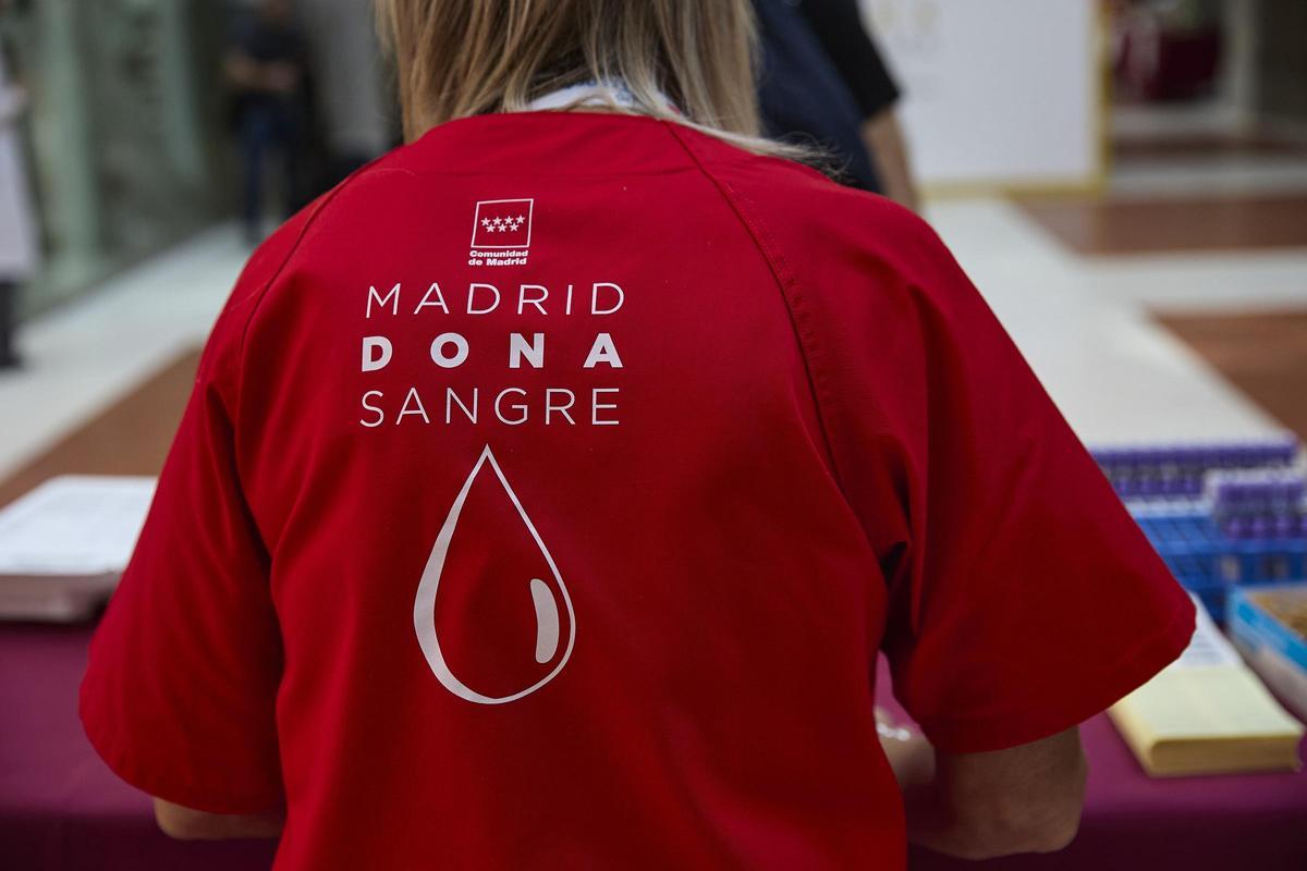 Una sanitaria durante la iniciativa 'Madrid Dona Sangre, Dona Plasma'.