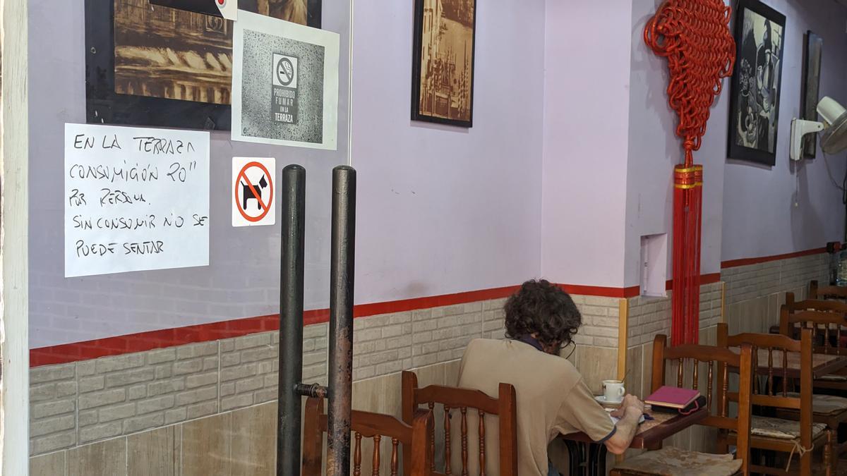 Un cartel de un bar de Valencia advierte de que los clientes solo tienen 20 minutos por consumición.