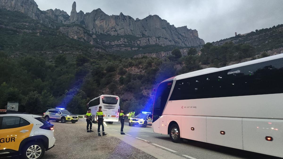 Control a la carretera d'accés a Montserrat per Monistrol, que està restringida