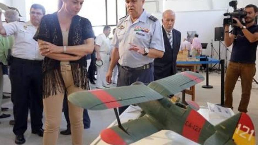 Sonia Castedo durante la inauguración de la exposición del Ejército del Aire, ayer.