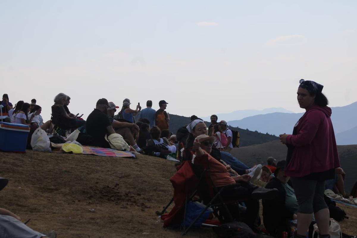 Así se vive el eclipse desde la estación de Pajares: cientos de personas ven sin problemas el esperado evento astronómico, "es increíble"